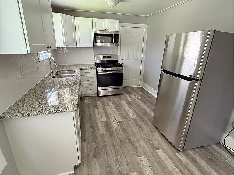 121 S Willow St — Photo 4