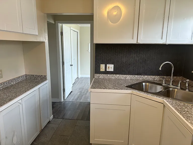 2215 Durand St — Photo 3