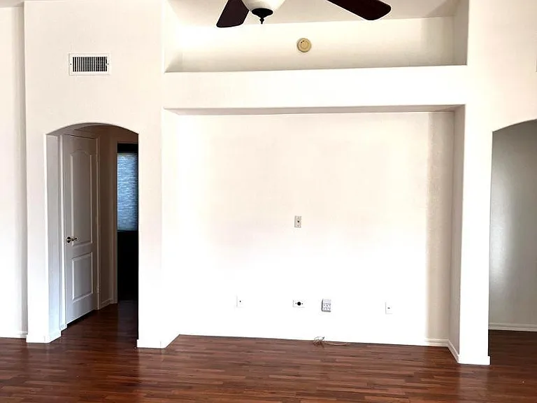 2429 E Patrick Ln — Photo 6