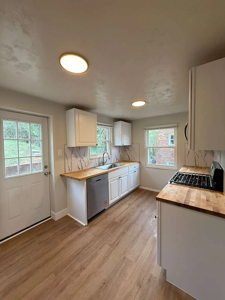 3 bed, 1.5 bath, 1518 sqft, $1,950 — Photo 1