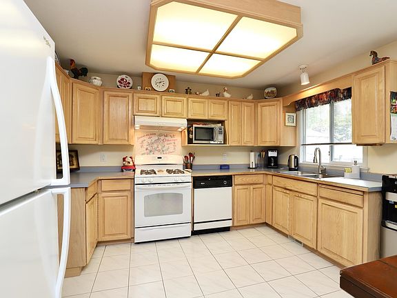 5th image of 16524 84a Ave