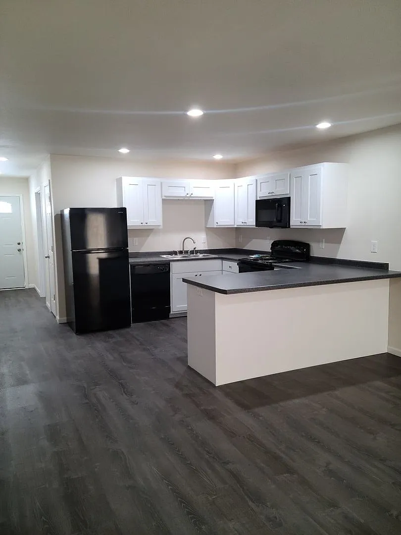 3 Bedroom Duplex — Photo 2