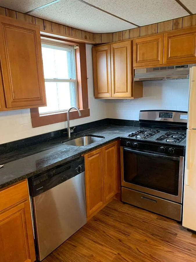 4 bed, 9999 sqft, $4,000 — Photo 1
