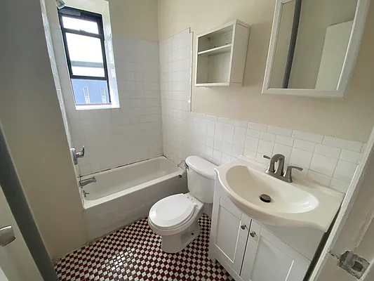 Rented by Premier Metro Realty Corp | media 23