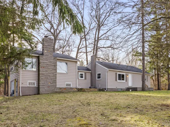 3819 S Ortonville Rd, Clarkston, MI 48348