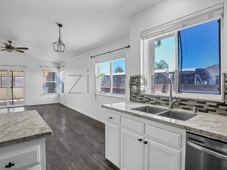 2437 N Tracy Ave — Photo 12