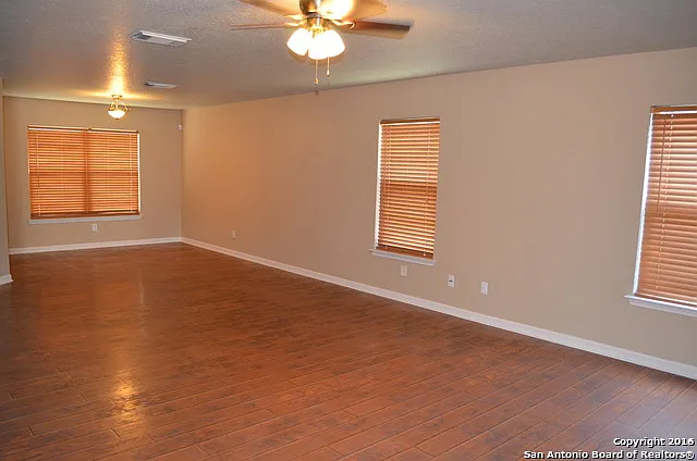4 bed, 2.5 bath, 2421 sqft, $1,900 — Photo 4