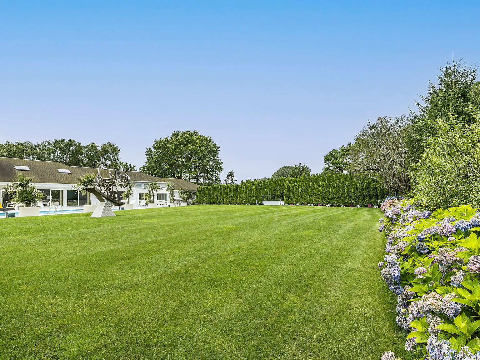 Private Gorgeous Water Mill Contemporary — Photo 4