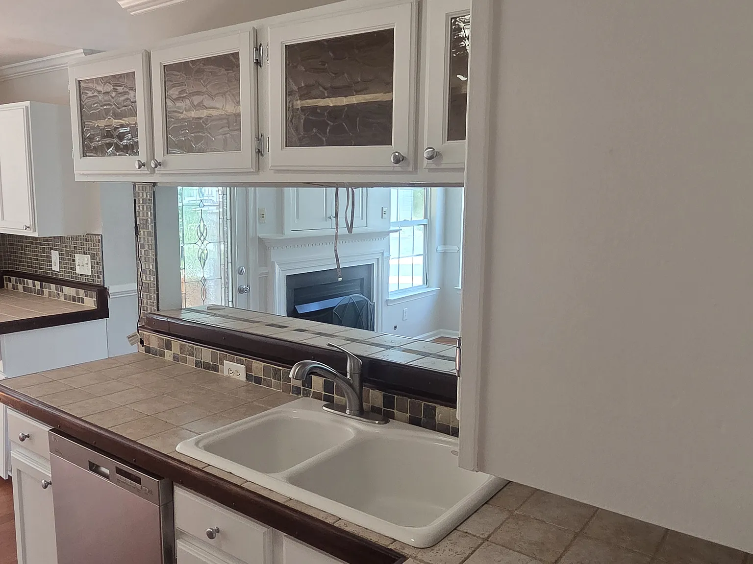 4 bed, 2.5 bath, 2400 sqft, $2,800 — Photo 2