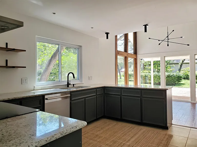 9401 Sherbrooke St — Photo 8