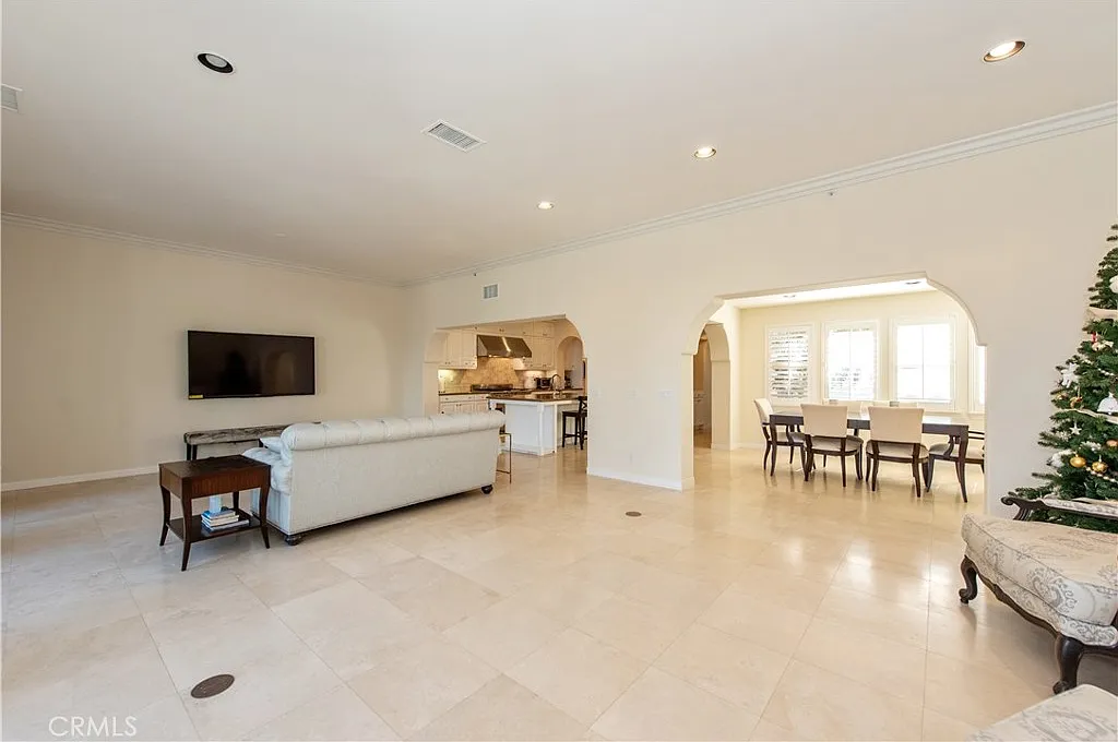 4 bed, 4.5 bath, 3661 sqft, $16,000 — Photo 4