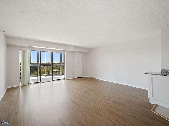 3rd image of 1600 N Oak St APT 1724