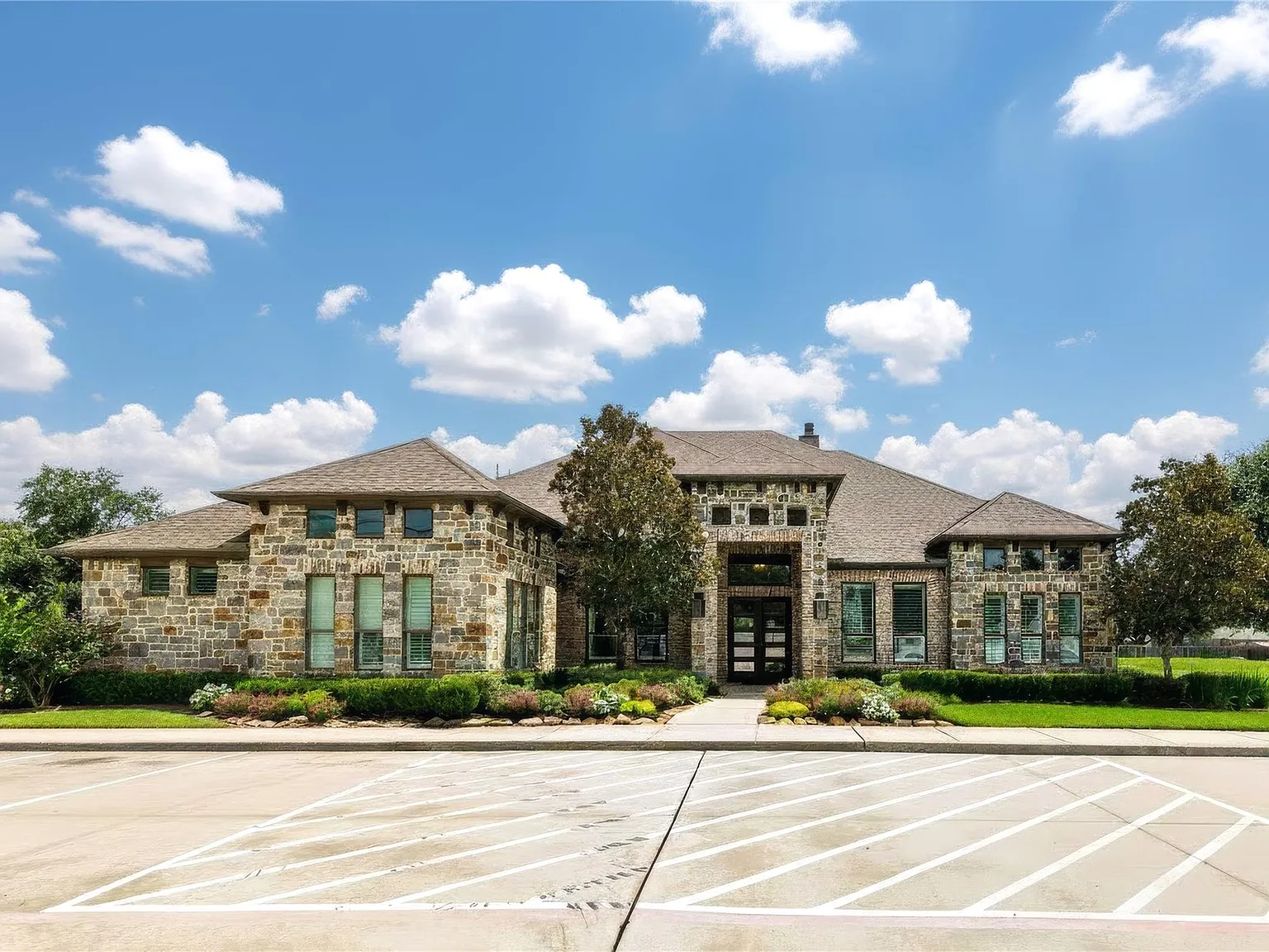 4 bed, 6.0 bath, 4279 sqft, $8,558 — Photo 1