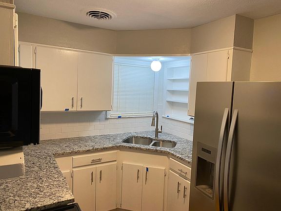 2nd image of 1805 Brook Hollow Dr