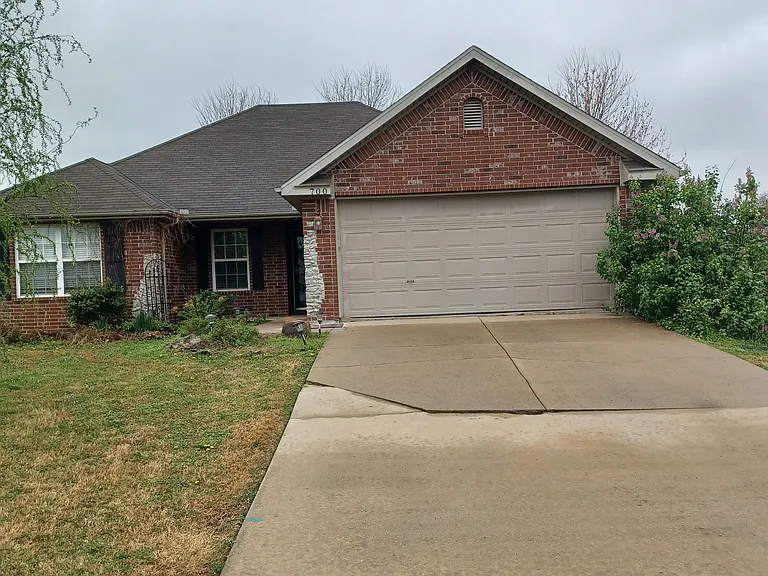 700 SW Castlewood St — Photo 1