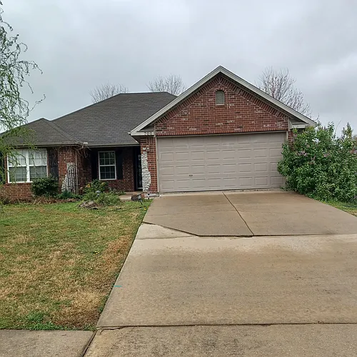700 SW Castlewood St Photo 1
