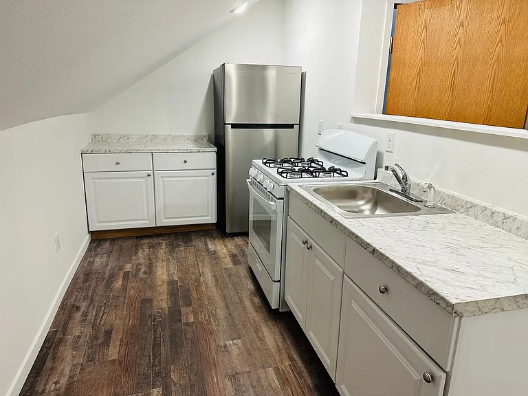 921 E 4th St #16 — Photo 2
