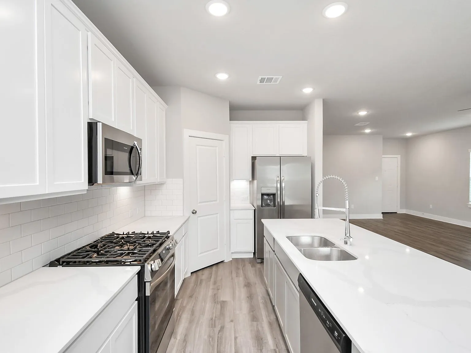 4 bed, 2.5 bath, 2402 sqft, $3,125 — Photo 3