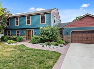 N26W22321 Ridgewood Ln, Waukesha, WI 53186