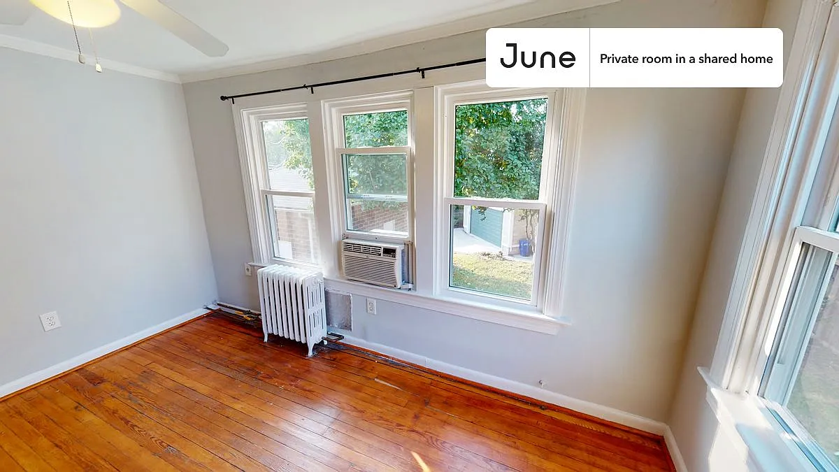 Full bedroom in 6 bed/3 bath home in Brookland #1098 B — Photo 2