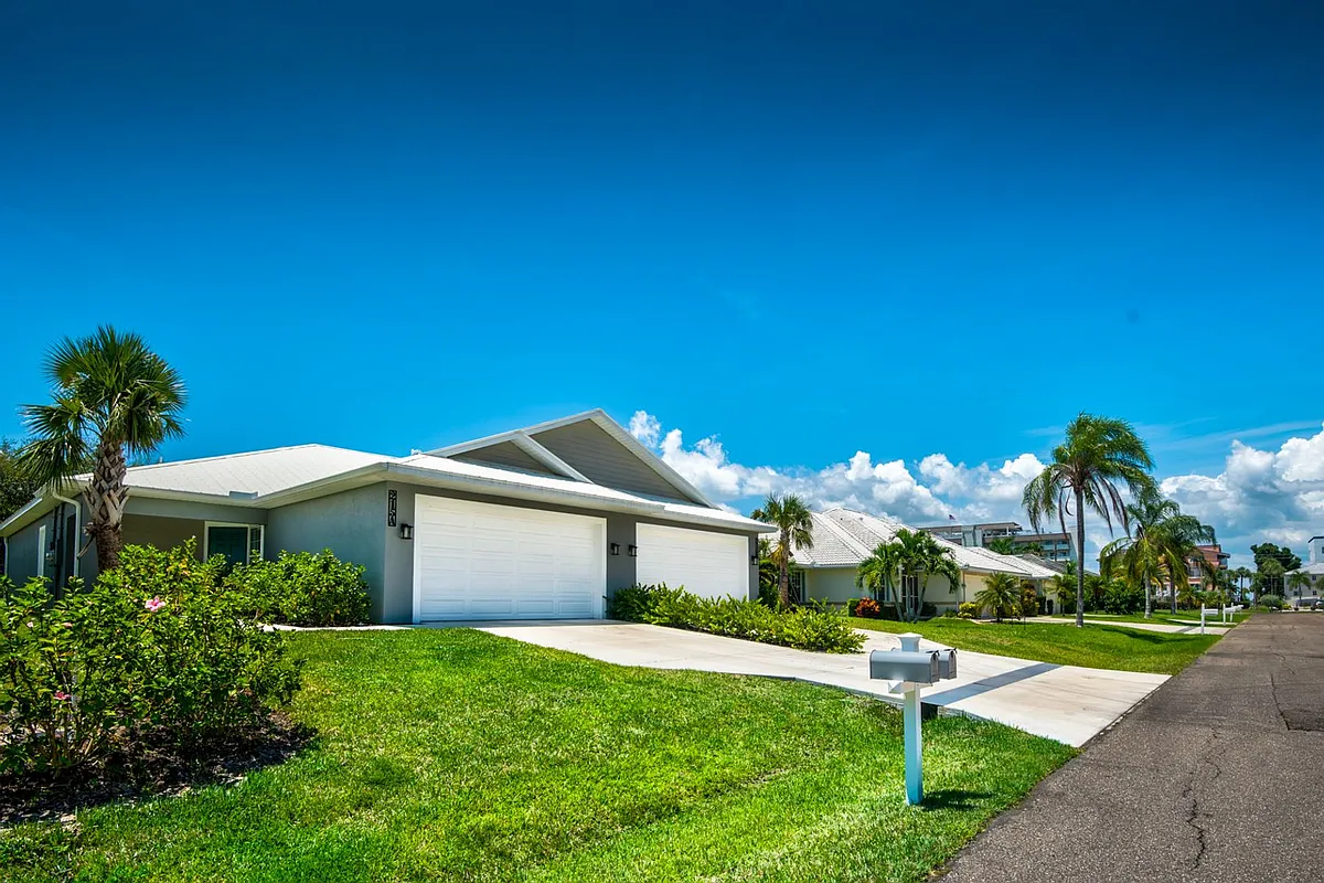 Building Photo - 215 Lewis Cir #111