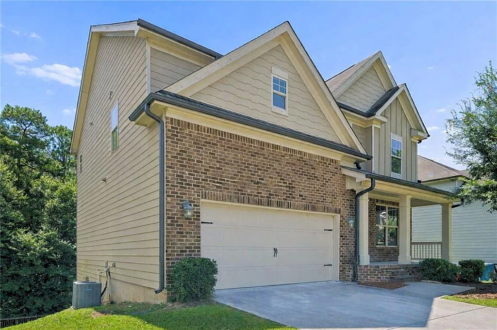 4 bed, 2.5 bath, 2472 sqft, $3,550 — Photo 2