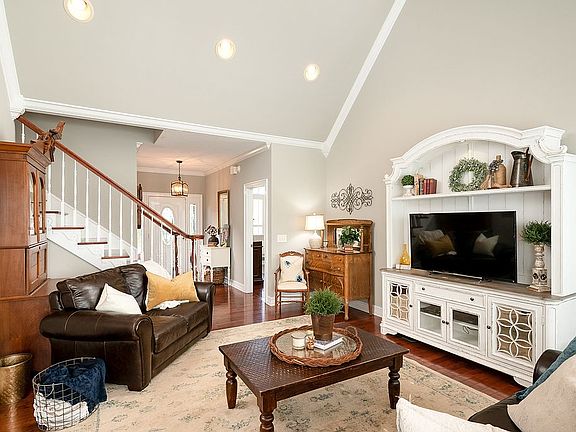 4th image of 230 Flagstone Dr NE
