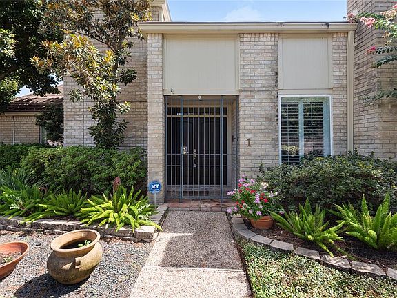 Lush landscaping and charm welcomes you home to Barkers Landing Townhomes Unit #1 where your annual dues include an on-site guard, front lawn maintenance, pool and tennis court.