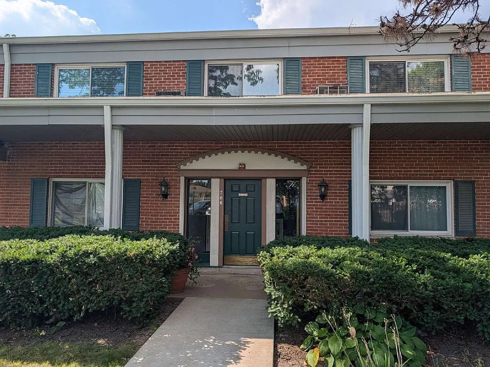 706 E Algonquin Rd #204