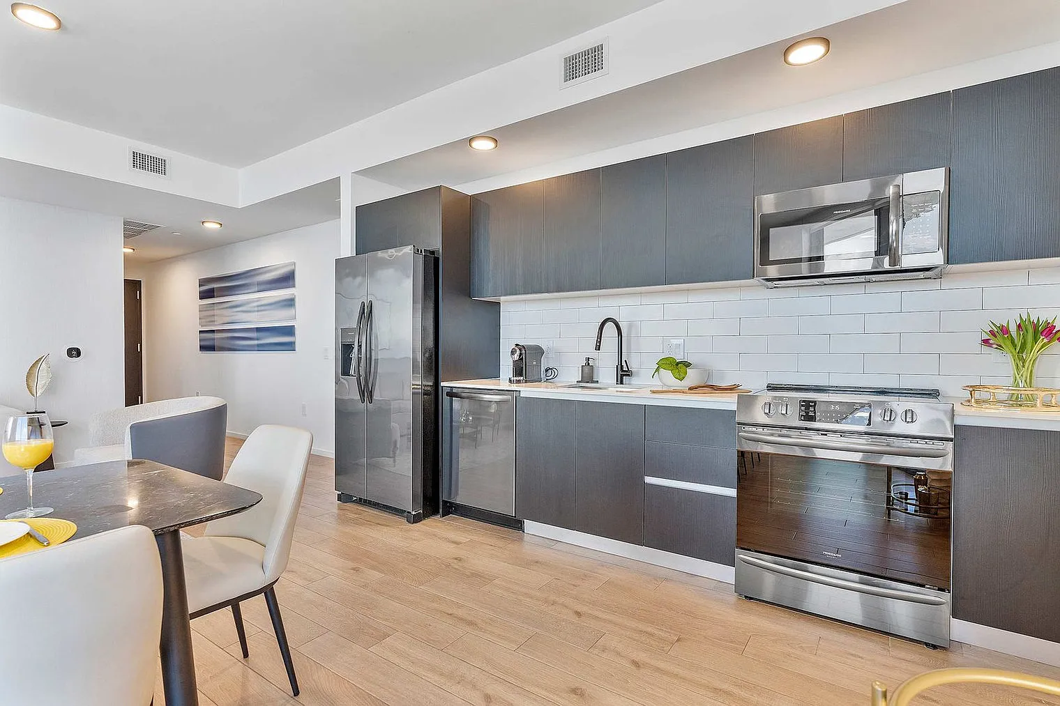 3 bed, 2.0 bath, 1420 sqft, $9,074 — Photo 4