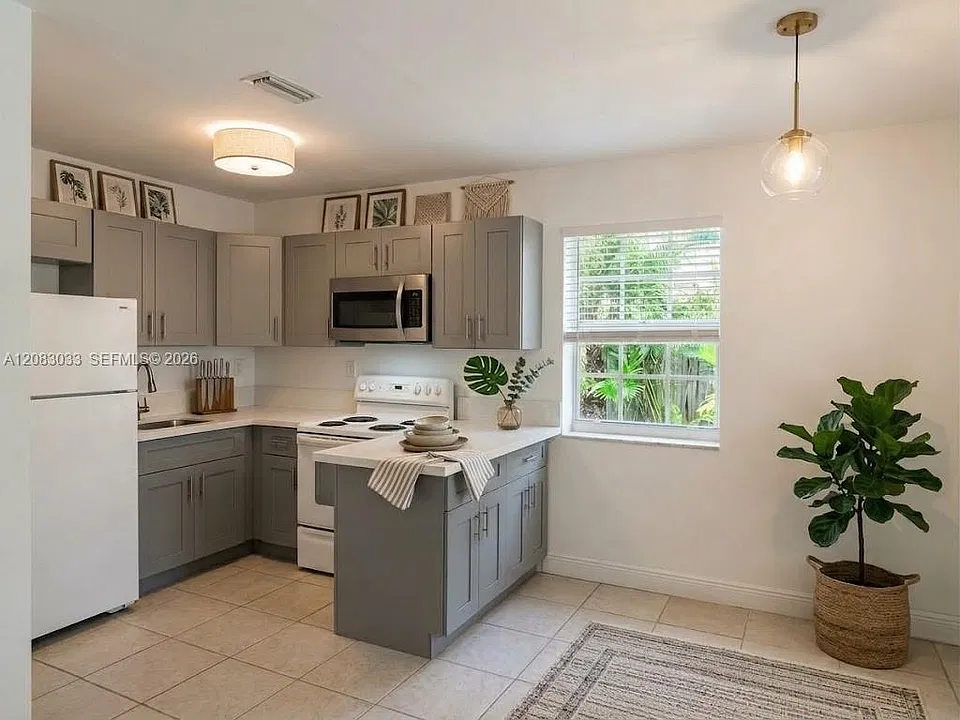 1605 NW 127th St