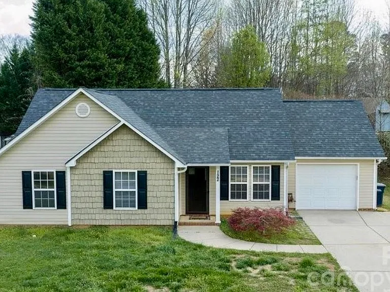 122 Addison Pl — Photo 1