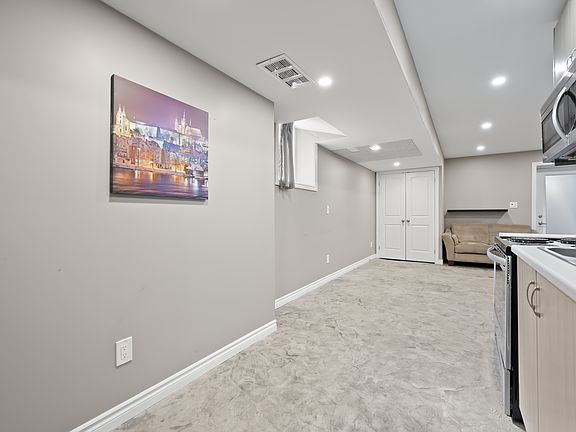 4th image of 53 College Ave W