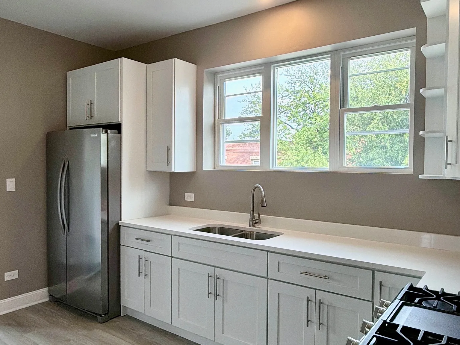 3 bed, 1100 sqft, $1,985 — Photo 2