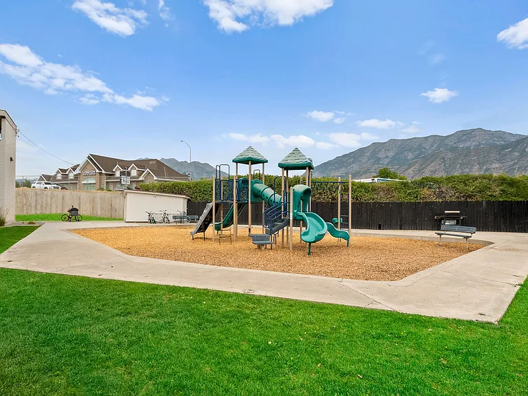 Grandview Manor — Photo 32