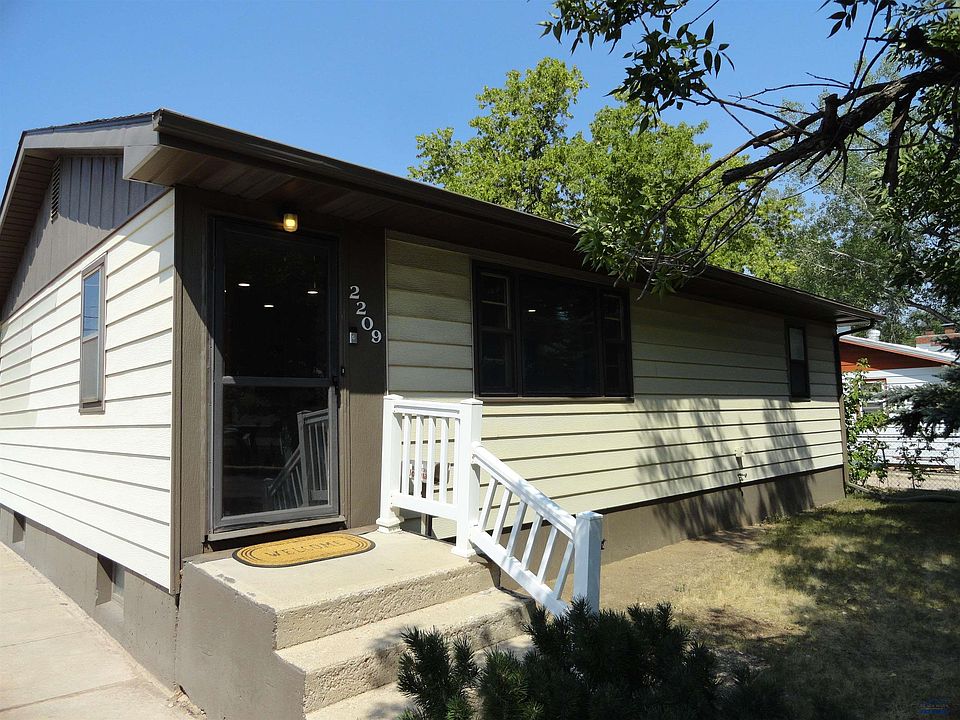 1st image of 2209 5th St