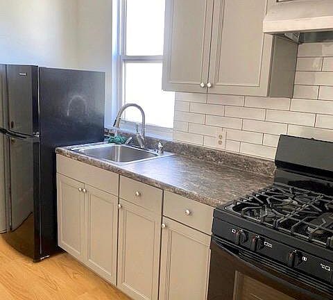 2nd image of 810 Clarence Ave #2