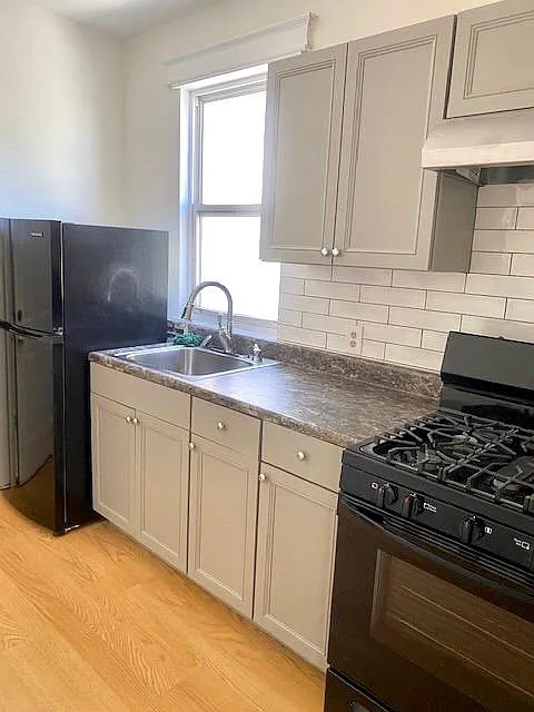 Building Photo - 810 Clarence Ave #2