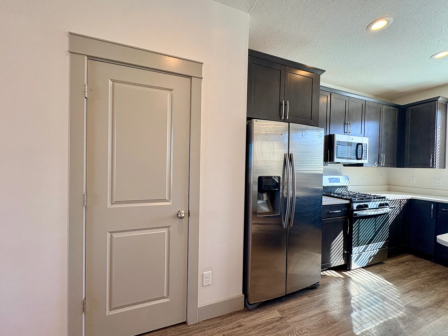 3 bed, 2.5 bath, 1498 sqft, $2,300 — Photo 4