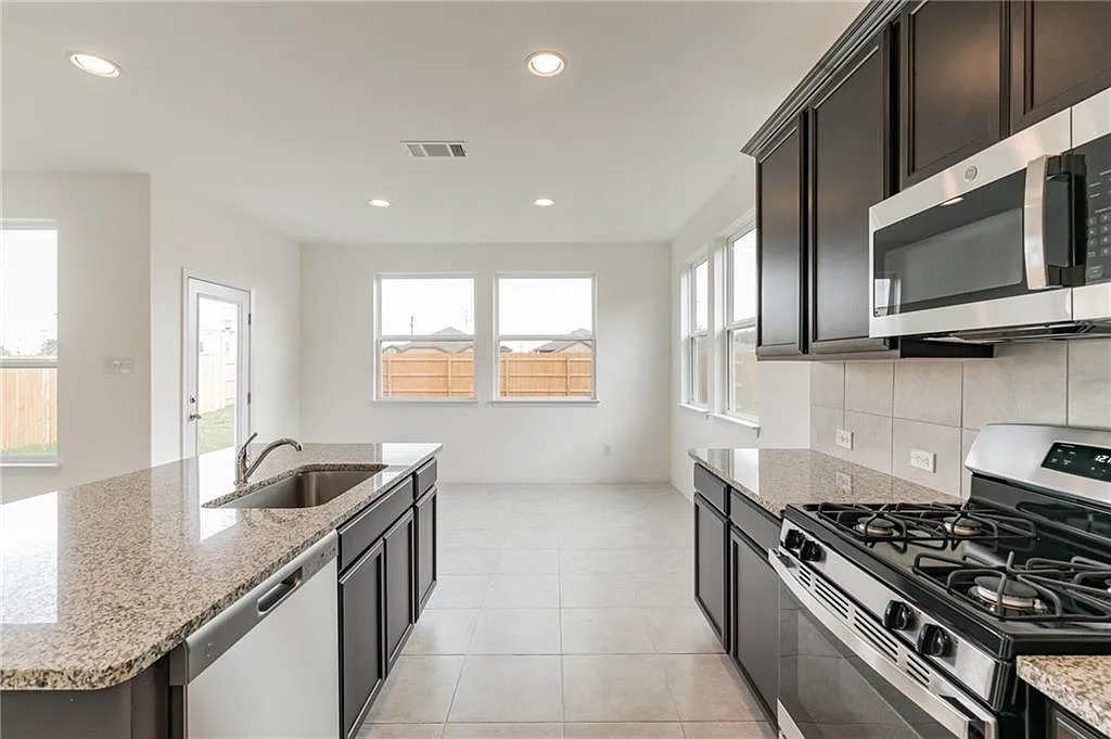 3 bed, 2.5 bath, 1796 sqft, $2,100 — Photo 3