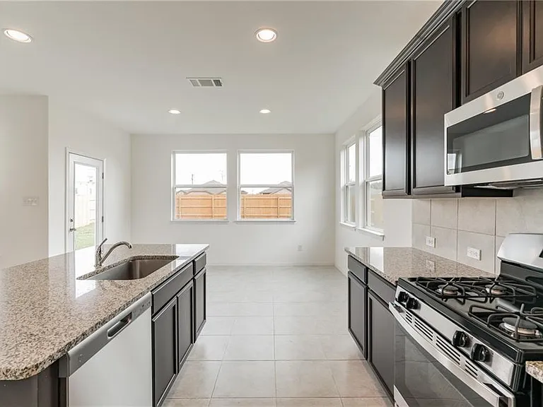 233 Trailside Ln — Photo 3