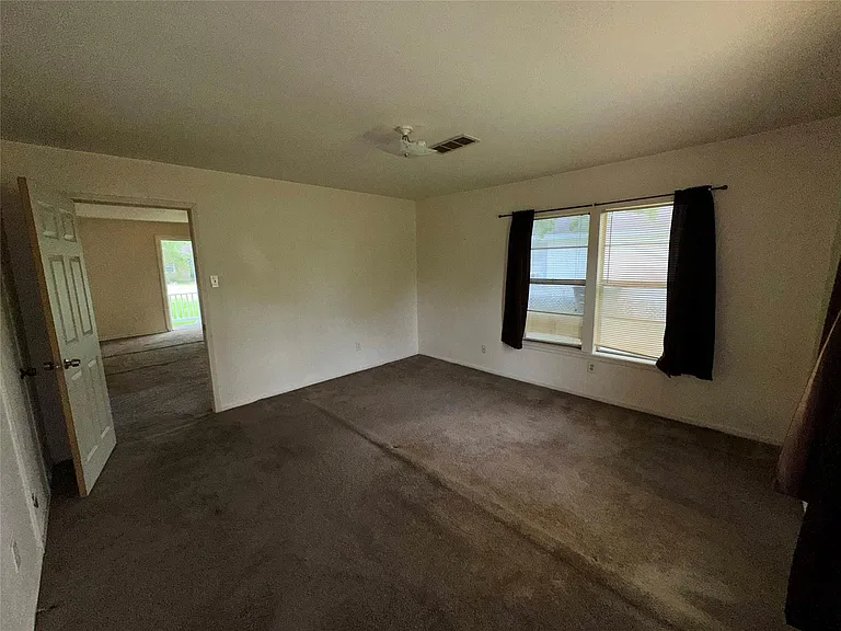 2570 Stadium Dr — Photo 17