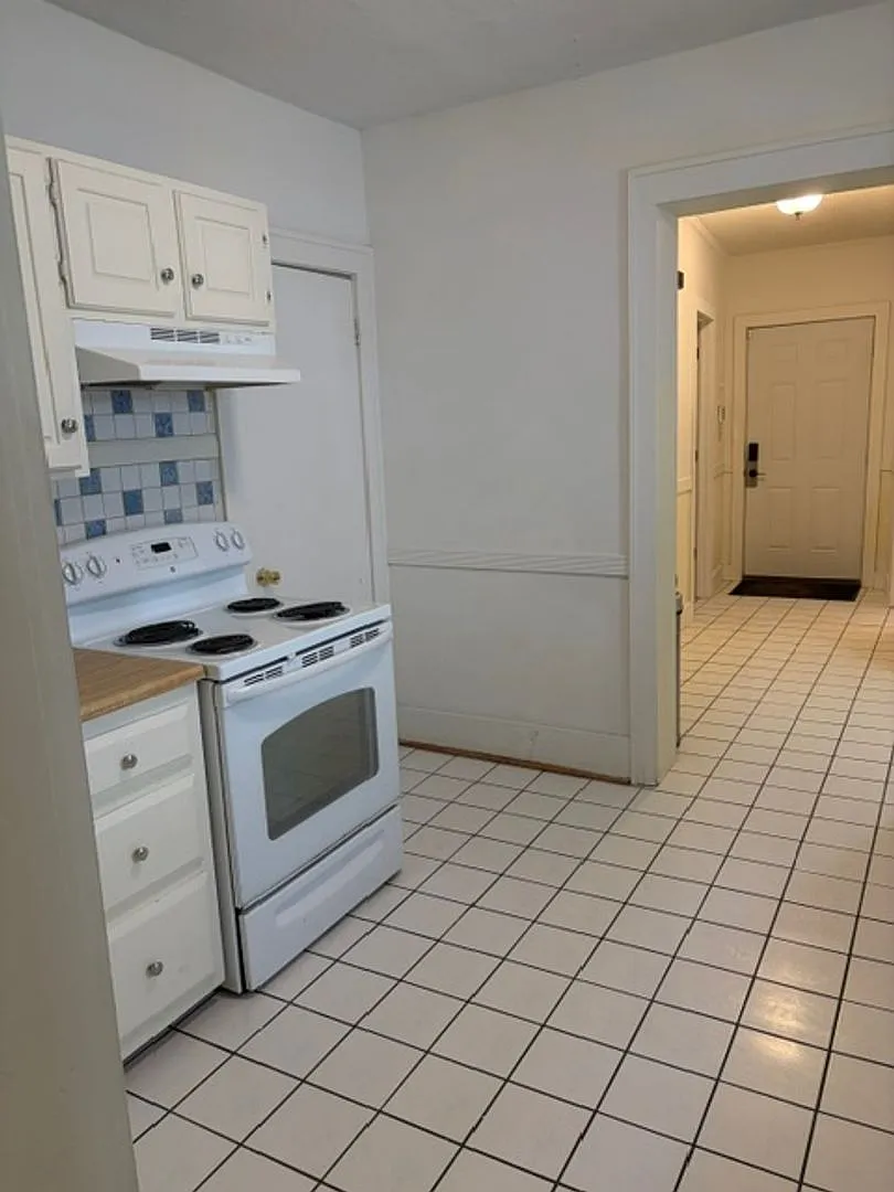 4 Bedroom, 2 Bathroom House — Photo 4