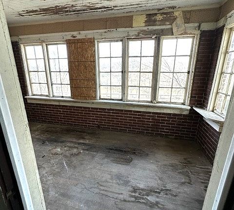5th image of 556 Wayne Ave