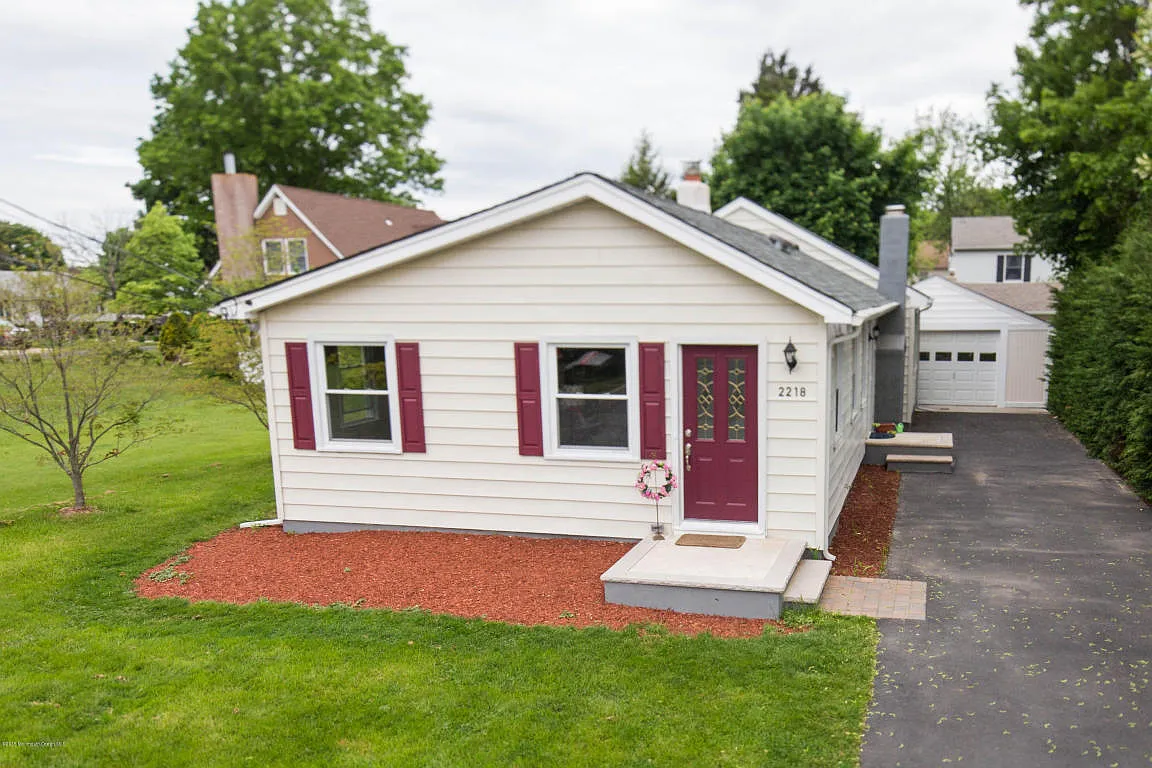 2218 Shore Dr photo 1