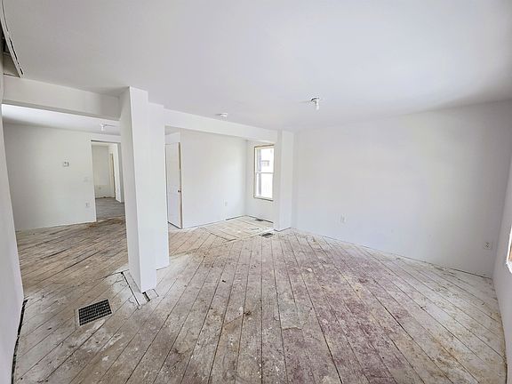 5th image of 1105 Knox St