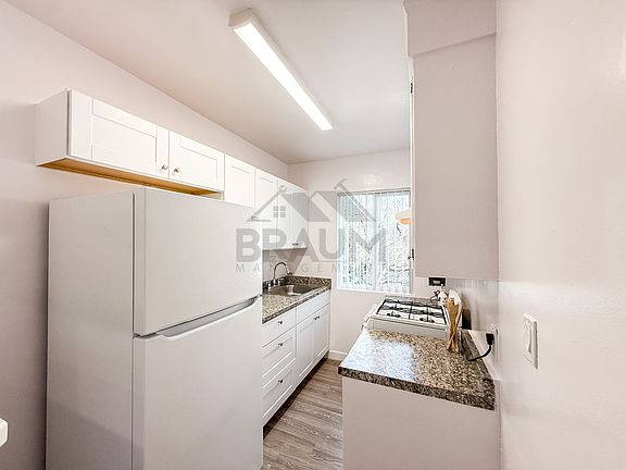 5th image of 15546 Vanowen St #9