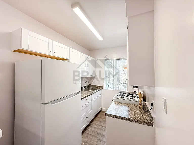 15546 VANOWEN STREET — Photo 5