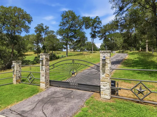 2936 Fm 1704, Elgin, TX 78621