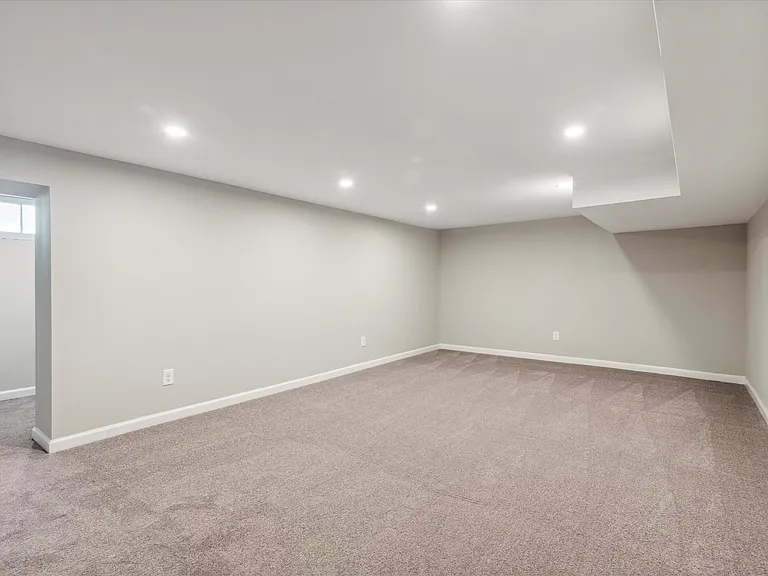 933 Henry Ave — Photo 40